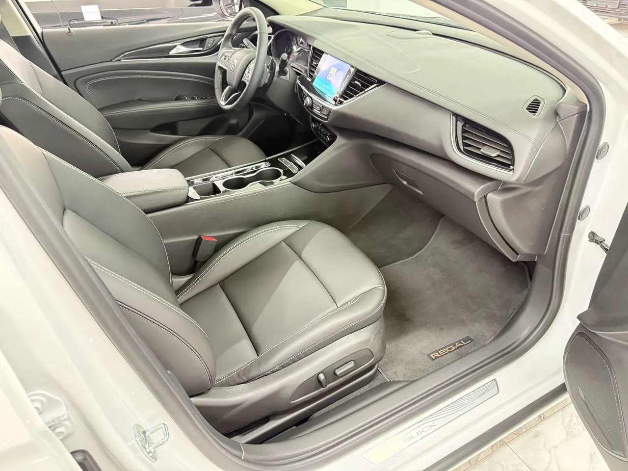 Buick 2024 Regal 1.5T 25T Super Edition Automatic Gear 2