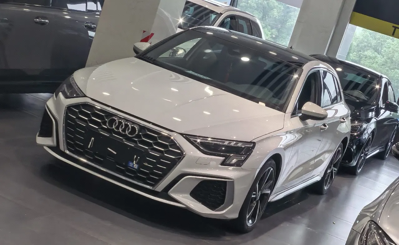 Открыть галерею: Audi 2024 A3 Sportback 1.4TFSI 35TFSI Fashion Sports Automatic