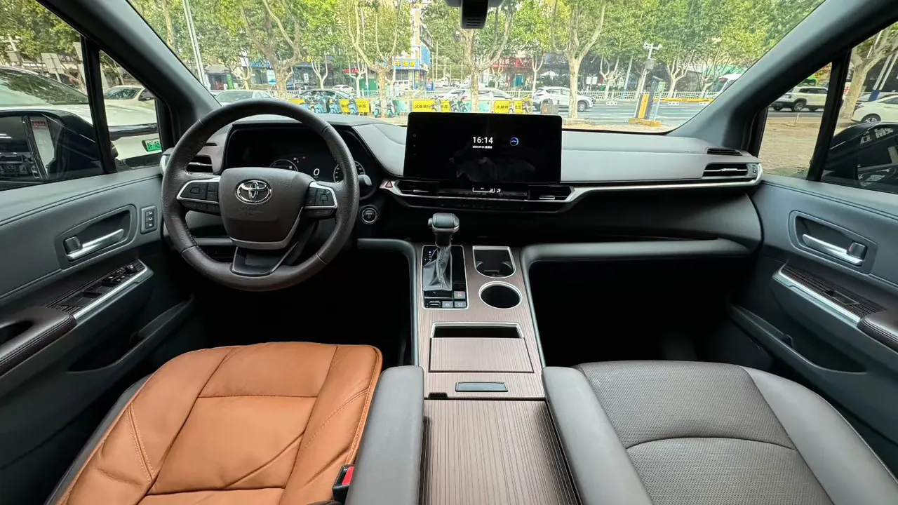 Toyota 2024 Grevia HYBRID 2.5 Stepless Premium PLUS 4WD Automatic Gear 4