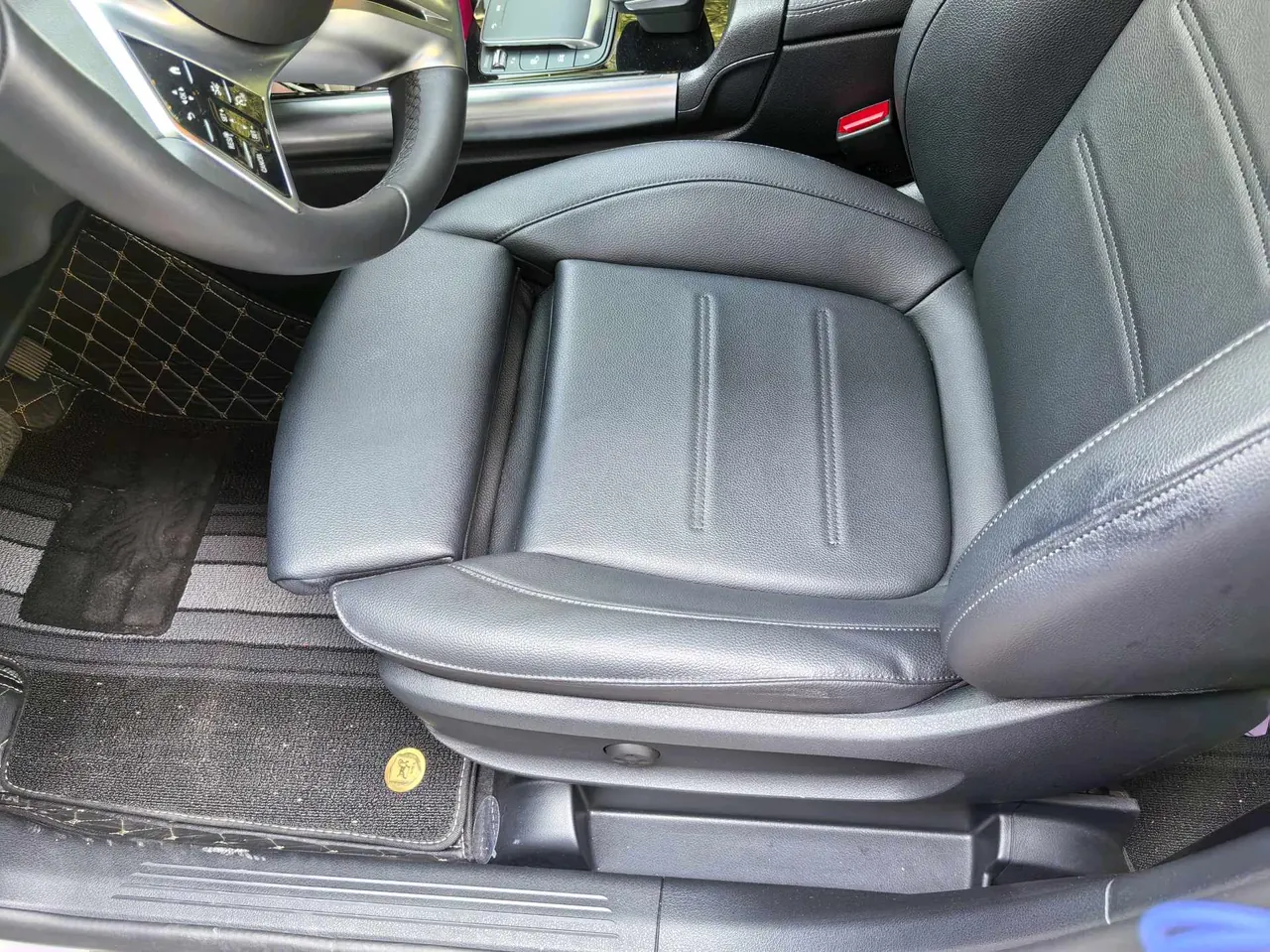 Mercedes Benz 2024 GLA 220 2.0T automatic gear 3
