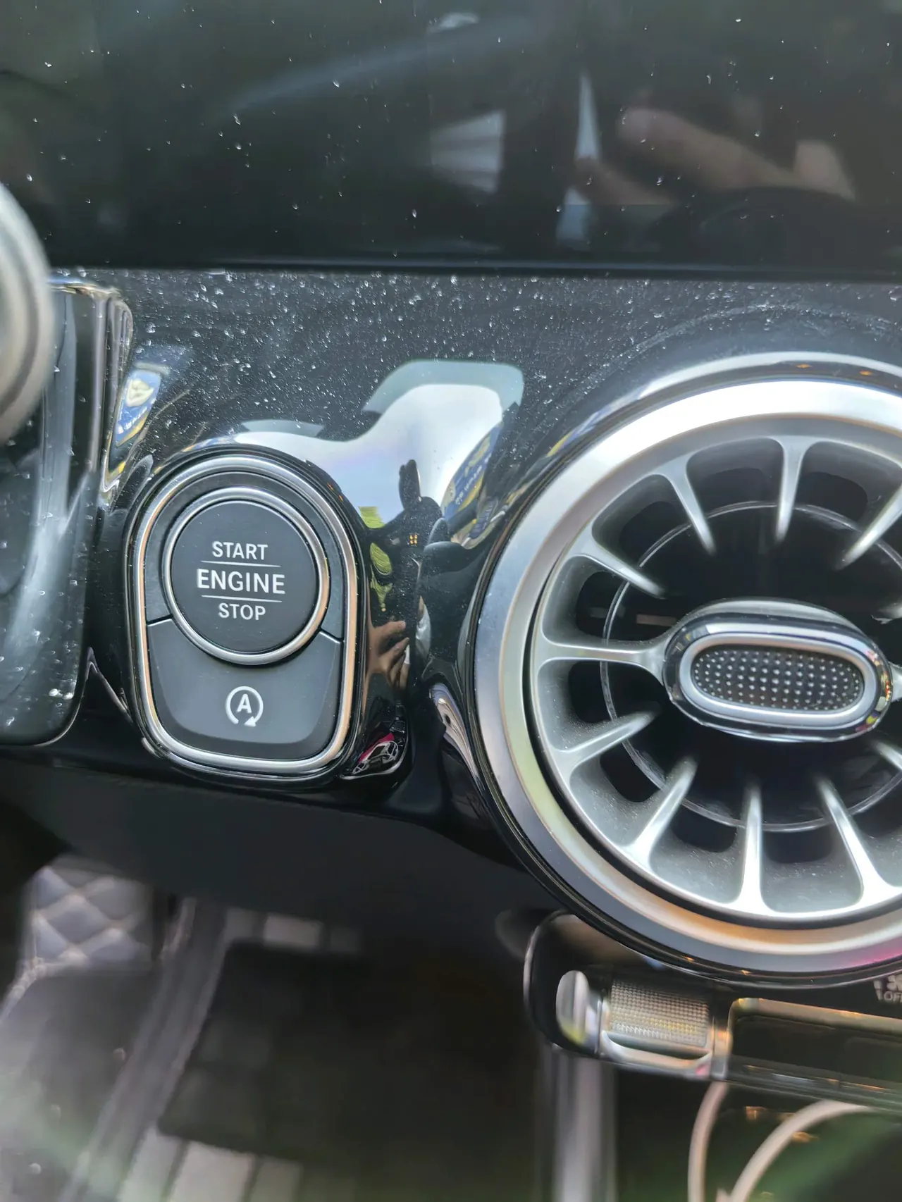 Mercedes Benz 2024 GLA 220 2.0T automatic gear 4
