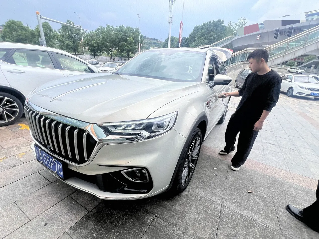 打开图片灯箱:HongQi 2022 HS5 2.0T 4-wheel drive smart flag-sharing version automatic gear