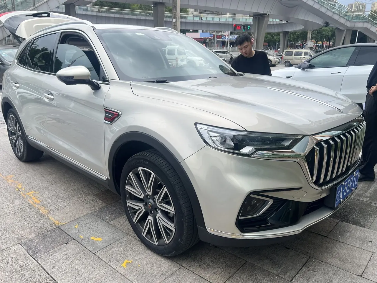 HongQi 2022 HS5 2.0T 4-wheel drive smart flag-sharing version automatic gear 4