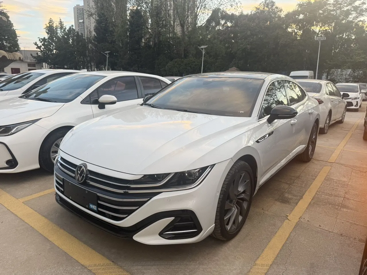 Открыть галерею: Volkswagen 2024 CC 2.0TSI 380TSI eye-catching automatic gear