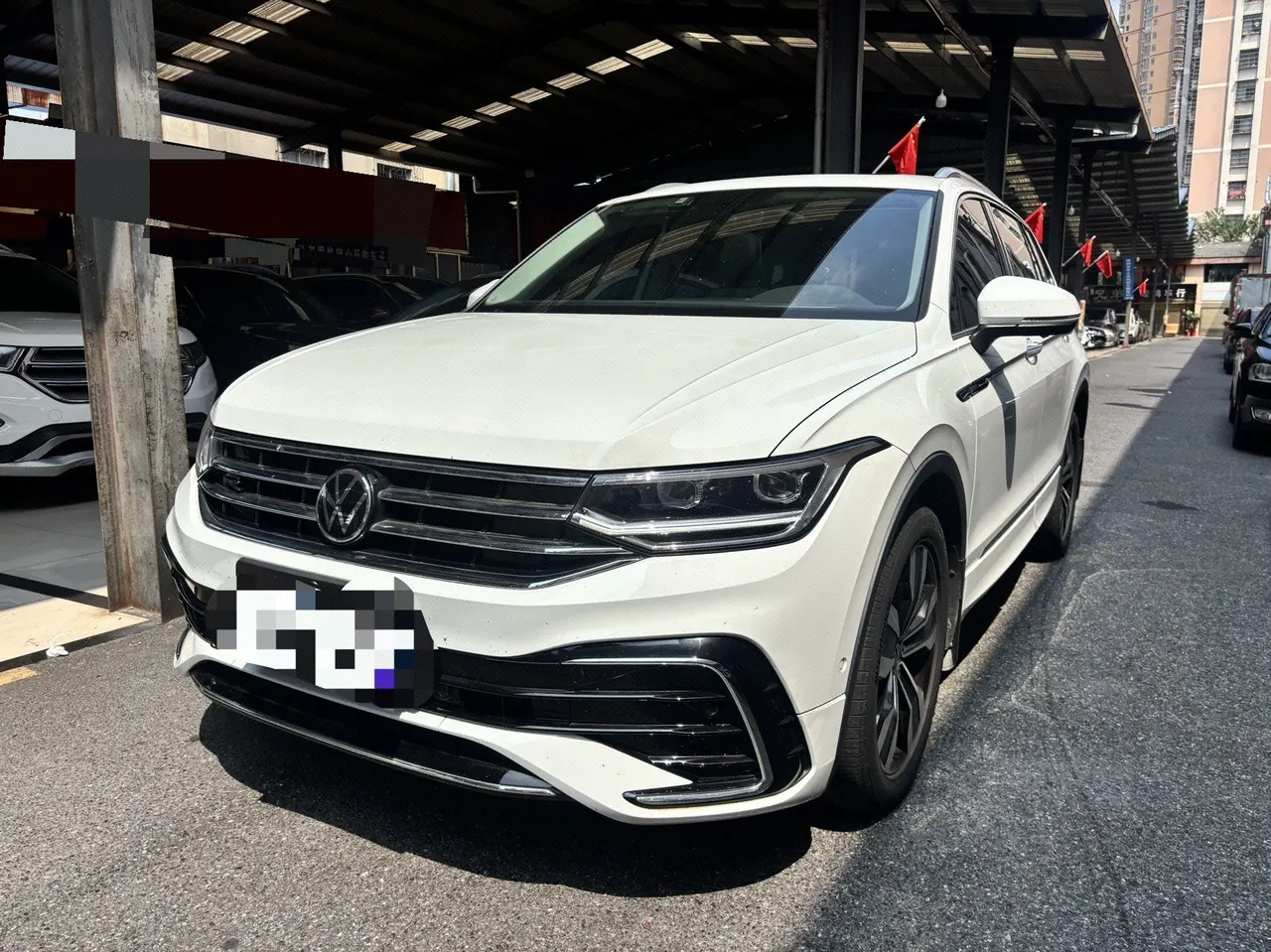Open image lightbox: Volkswagen 2024 Tiguan L R-Line 2.0TSI 330TSI Two-Drive R-Line Overdrive Automatic Gear