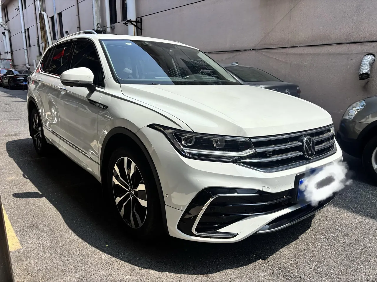 Volkswagen 2024 Tiguan L R-Line 2.0TSI 330TSI Two-Drive R-Line Overdrive Automatic Gear 3