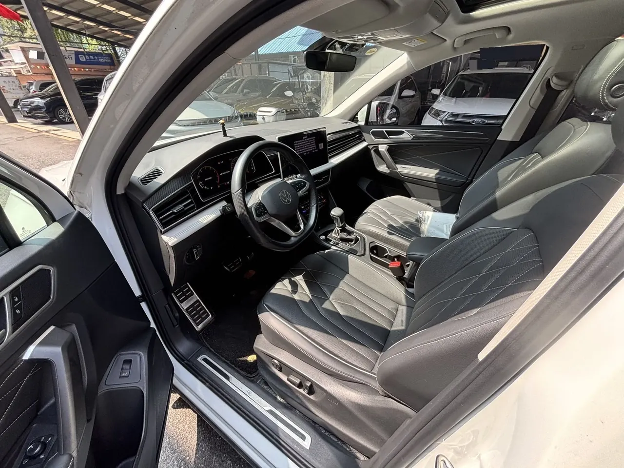 Volkswagen 2024 Tiguan L R-Line 2.0TSI 330TSI Two-Drive R-Line Overdrive Automatic Gear 4