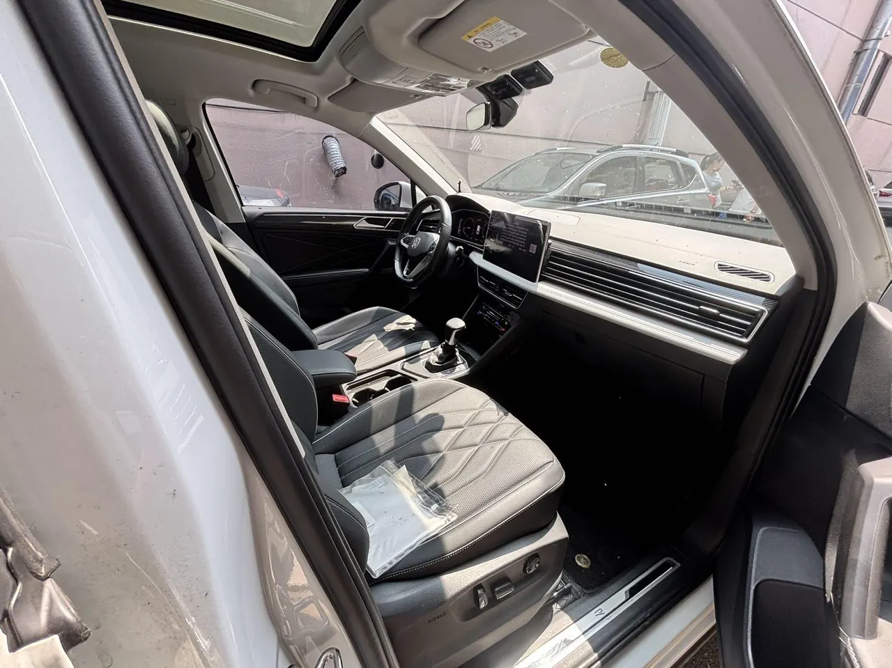 Volkswagen 2024 Tiguan L R-Line 2.0TSI 330TSI Two-Drive R-Line Overdrive Automatic Gear 5