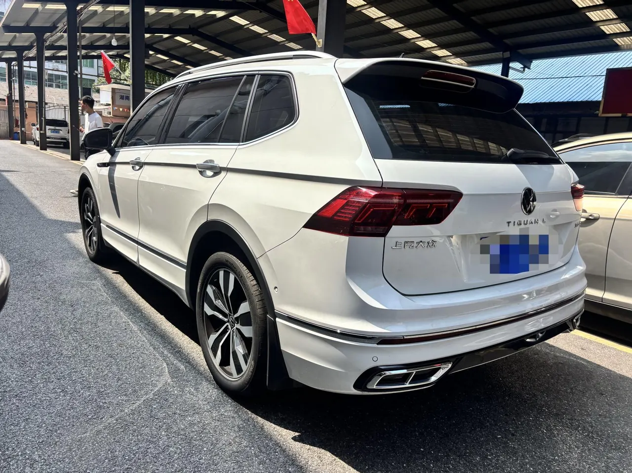 Volkswagen 2024 Tiguan L R-Line 2.0TSI 330TSI Two-Drive R-Line Overdrive Automatic Gear 9