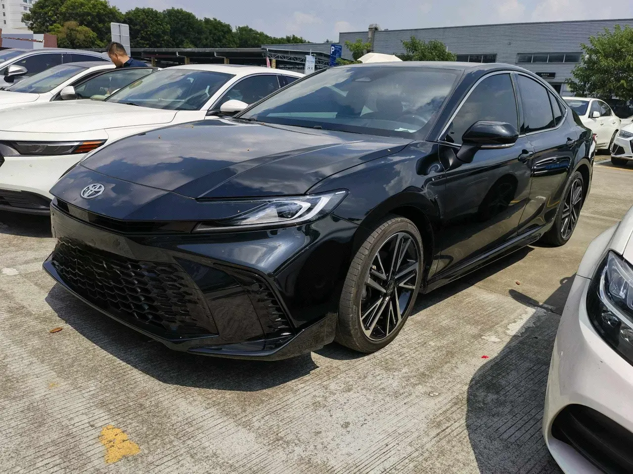 打开图片灯箱:Toyota 2024 Camry Dual Engine 2.0HS Stepless Sports Edition Automatic Gear
