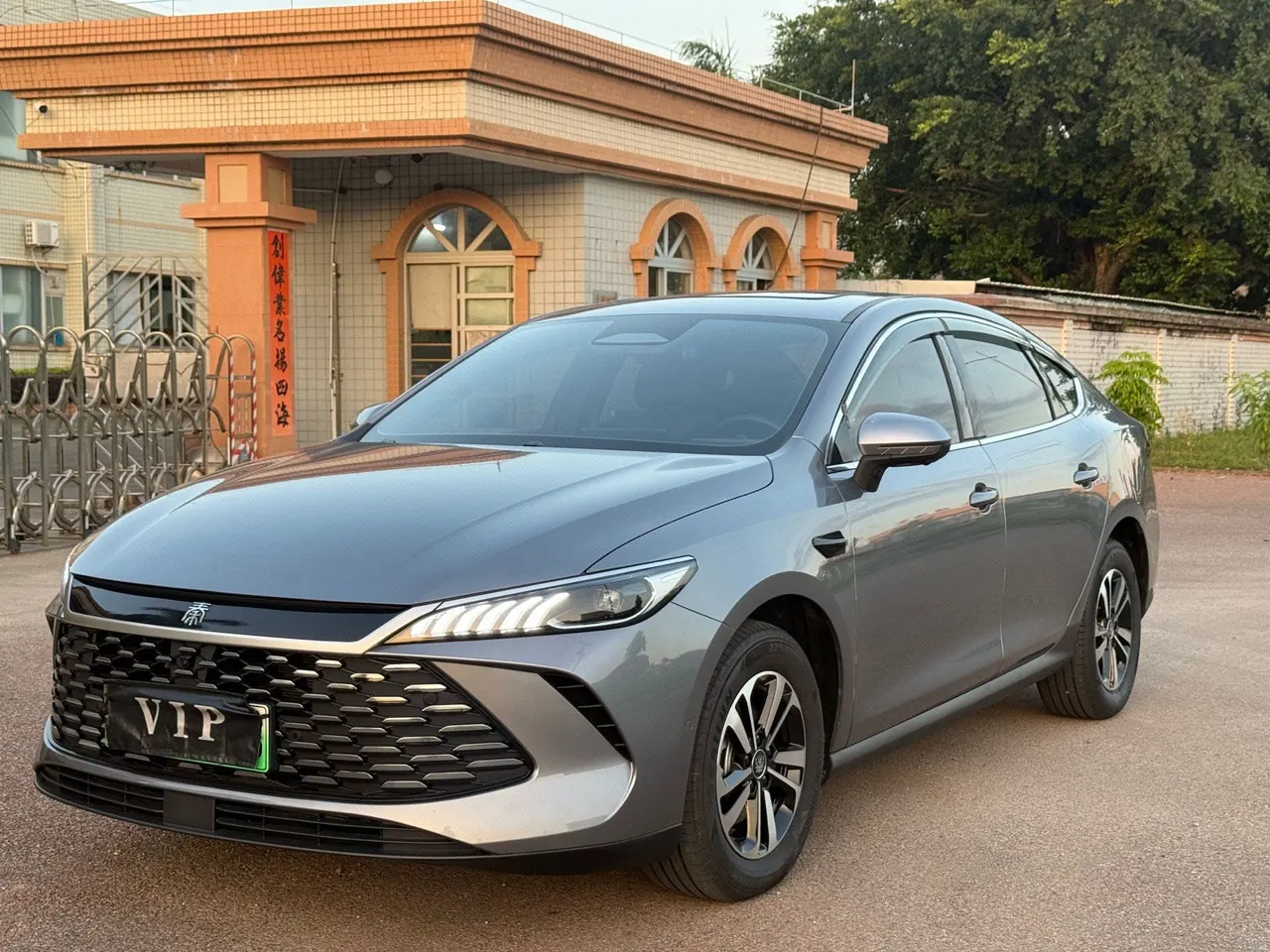 Открыть галерею: BYD 2025 Qin PLUS DM-i 1.5 stepless smart driving version 120KM Exceed automatic gear