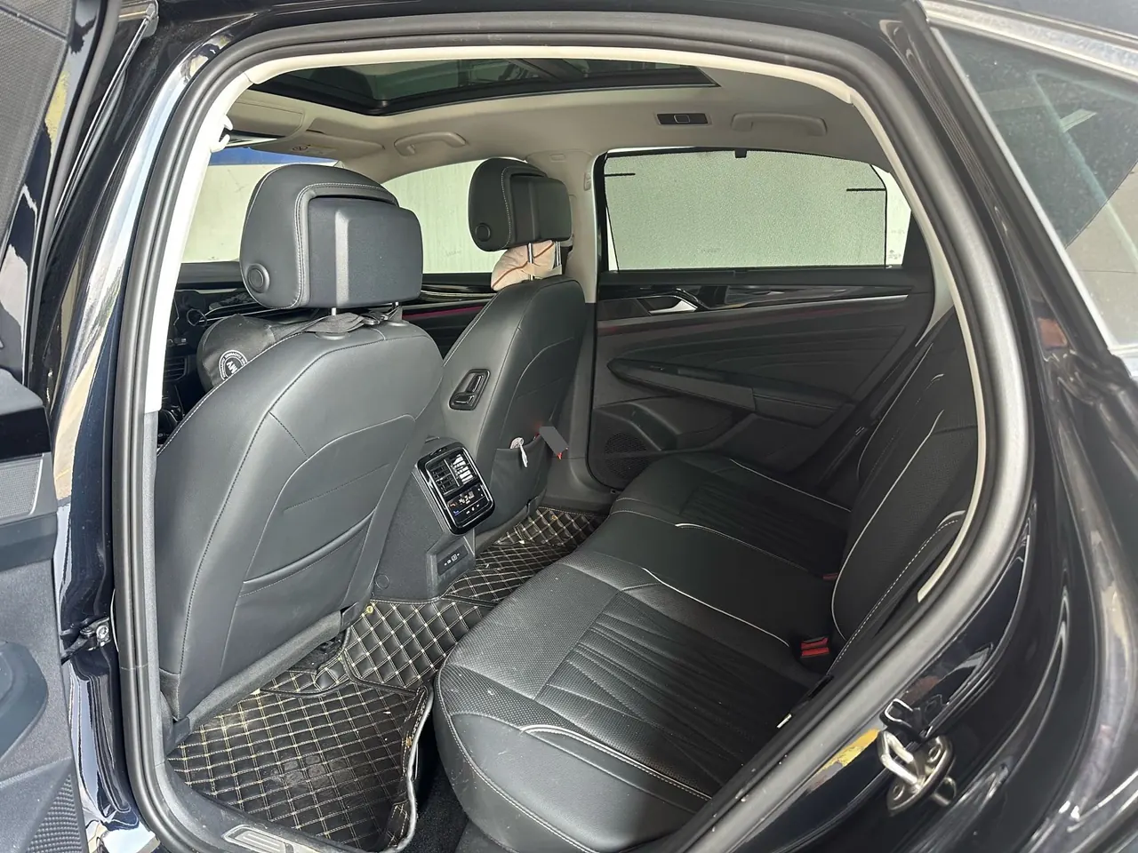 Volkswagen 2022 Passat 2.0TSI 330TSI Deluxe Edition Automatic 3
