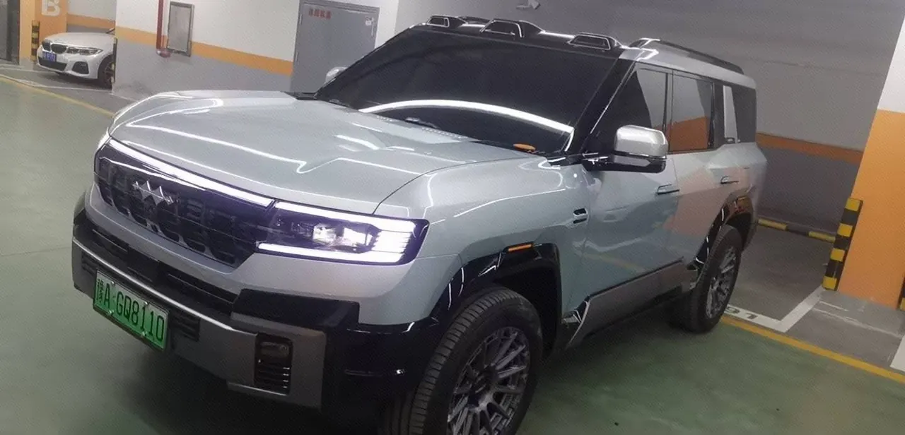 Open image lightbox: FangChengBao 2025 Leopard 8 2.0T Stepless Zhiyong Flagship Edition 7-seat Automatic Gear