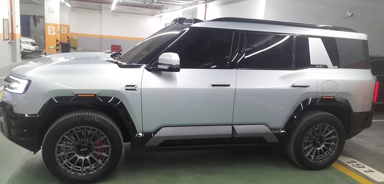 FangChengBao 2025 Leopard 8 2.0T Stepless Zhiyong Flagship Edition 7-seat Automatic Gear 2