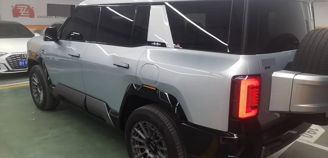 FangChengBao 2025 Leopard 8 2.0T Stepless Zhiyong Flagship Edition 7-seat Automatic Gear 8