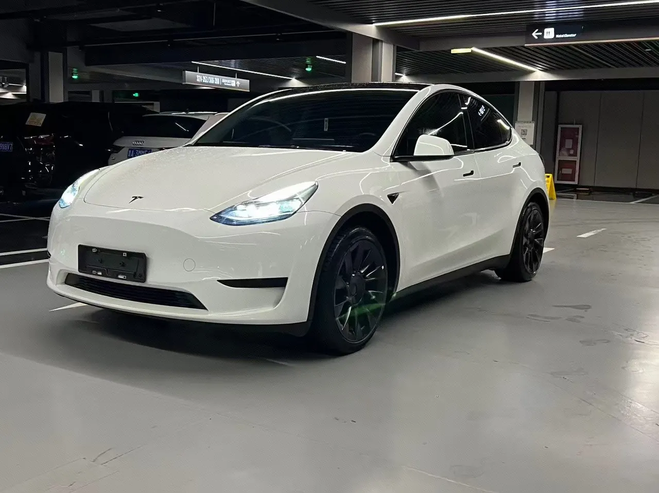 Open image lightbox: Tesla 2022 Model Y rear-wheel drive version automatic transmission