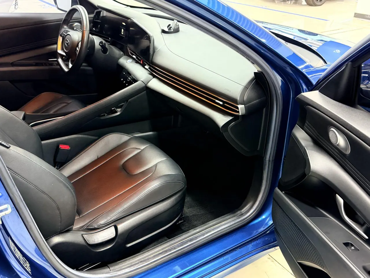 Hyundai 2021 Elantra -3-compartment 1.5 stepless LUX premium automatic gear 3