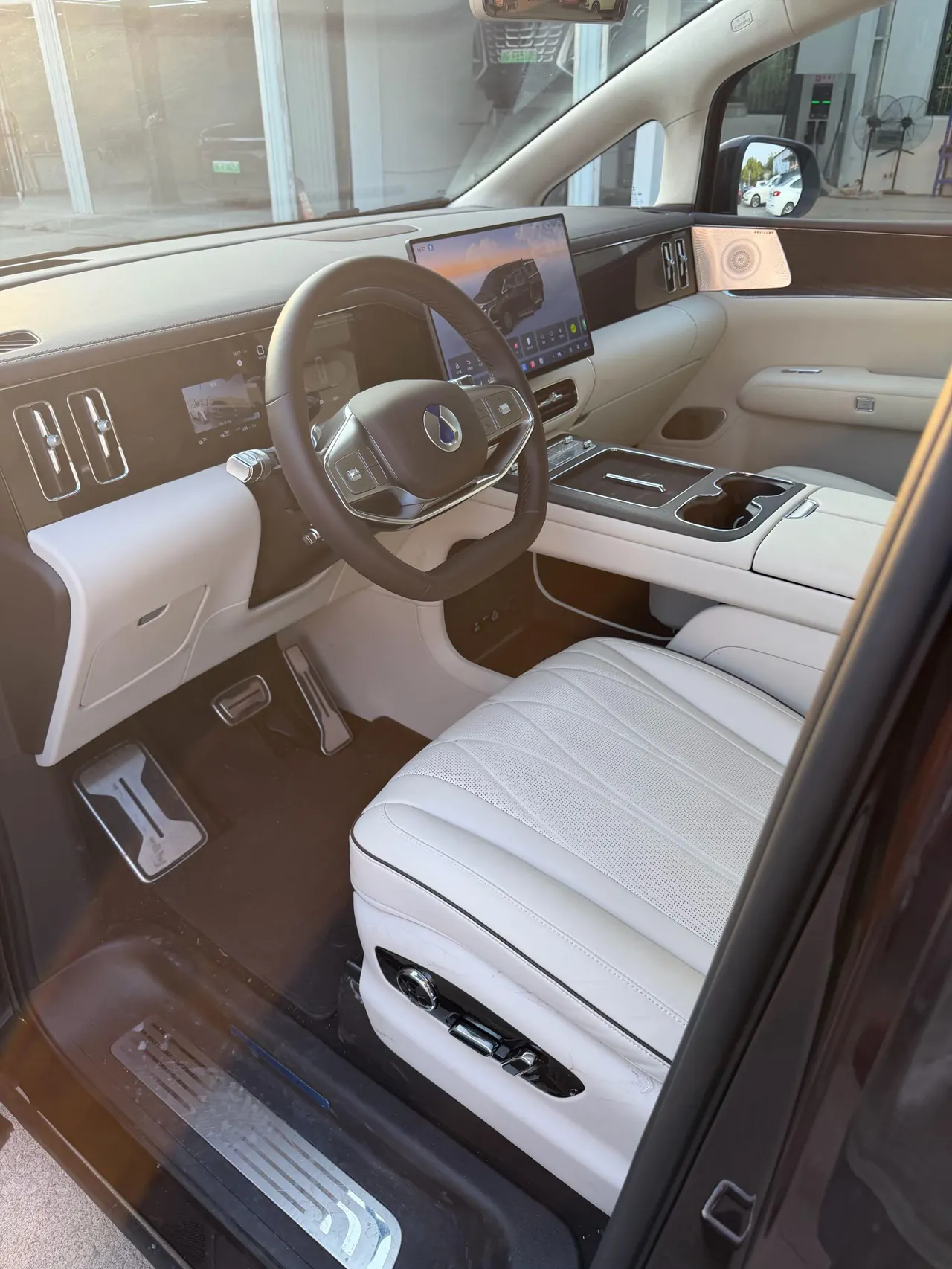 Denza 2026 Denza D9 DM-i 1.5T stepless four-wheel drive flash charging flagship automatic gear 2