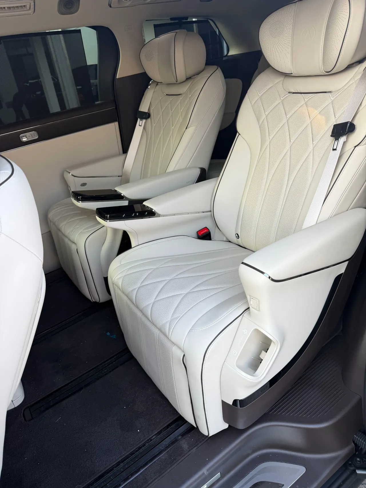 Denza 2026 Denza D9 DM-i 1.5T stepless four-wheel drive flash charging flagship automatic gear 3
