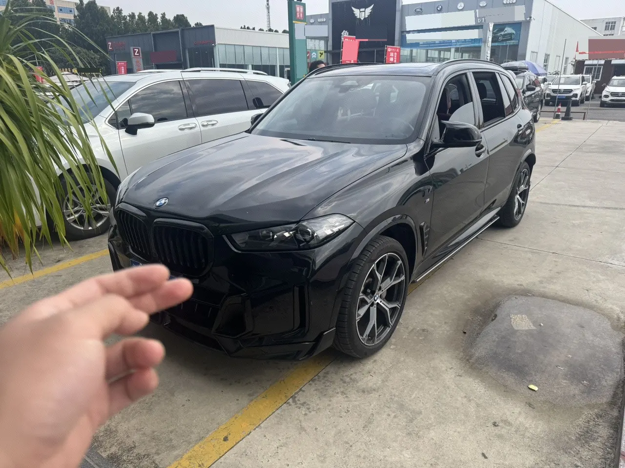 Open image lightbox: BMW 2023 X5 xDrive30Li 48V 2.0T exclusive m sports obsidian night suit automatic gear
