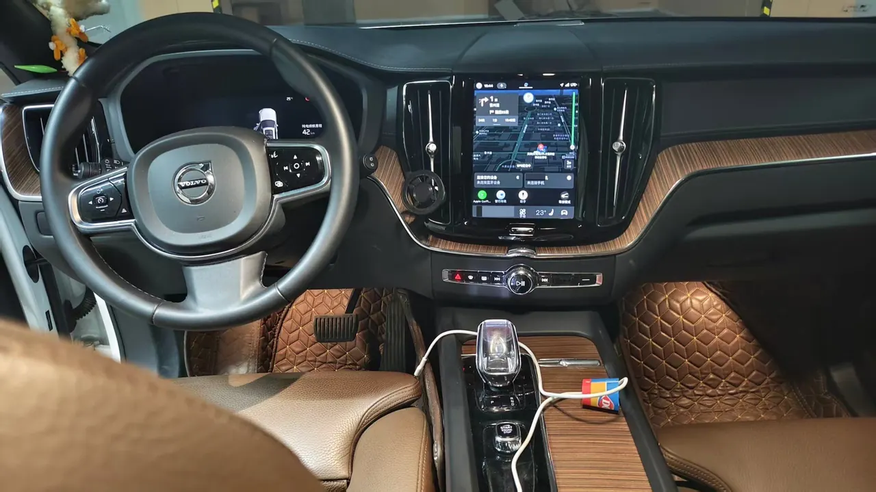 Volvo XC60 New Energy 2023 XC60 PHEV 2.0T T8 Long Endurance Four-wheel Drive Zhiya Deluxe Edition Automatic Gear 4