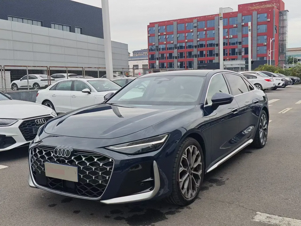 Открыть галерею: Audi 2026 A6L 2.0T Quattro Enjoy Dynamic Automatic