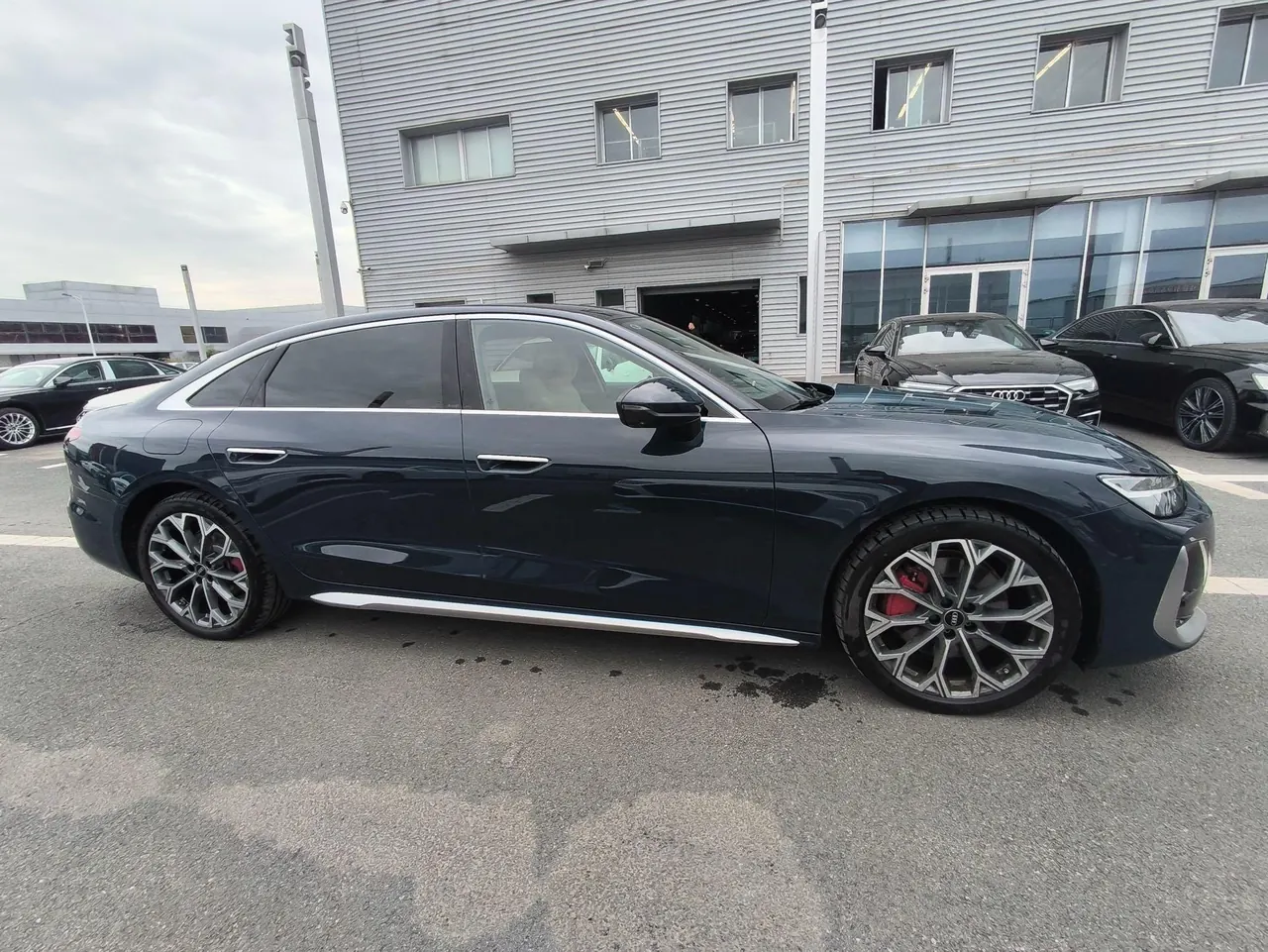 Audi 2026 A6L 2.0T Quattro Enjoy Dynamic Automatic 5