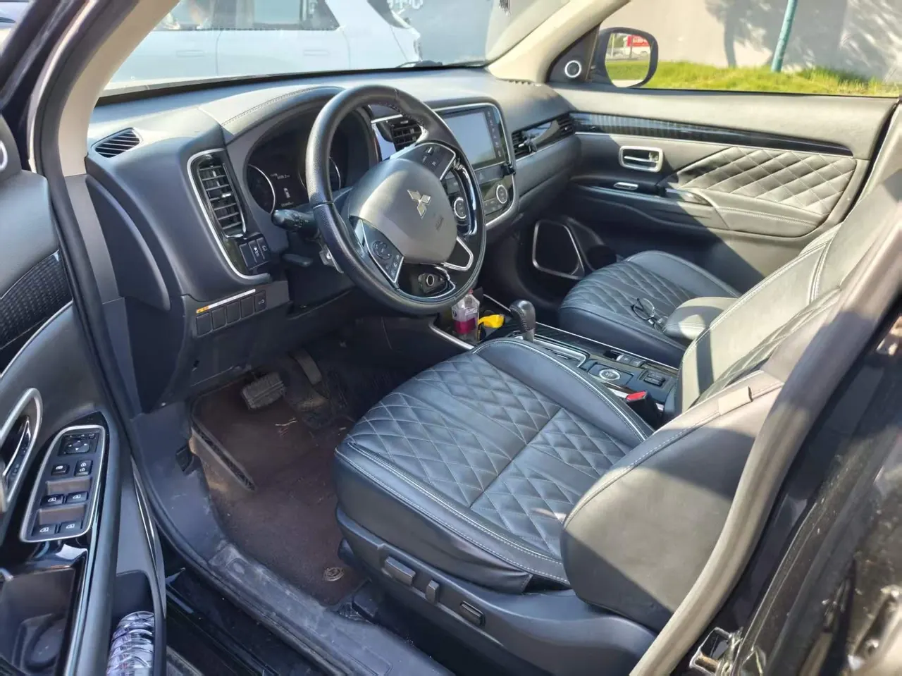 Mitsubishi 2021 Outlander 2.4 stepless four-wheel drive to enjoy the version of 7-seat automatic gear 4
