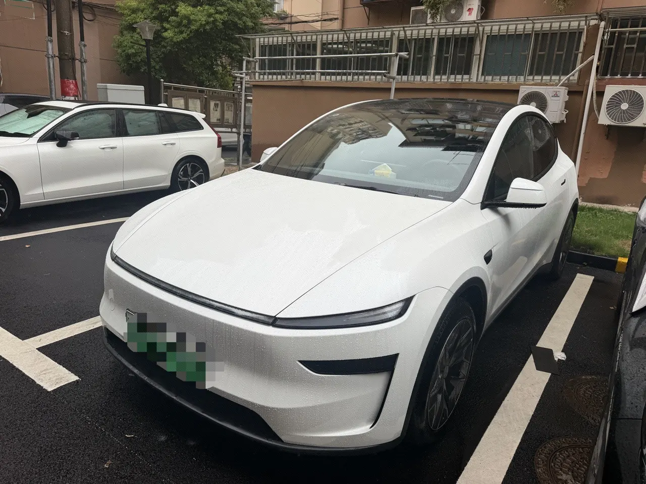 Open image lightbox: Tesla 2025 Model Y L Long Endurance All-Wheel Drive Automatic Transmission