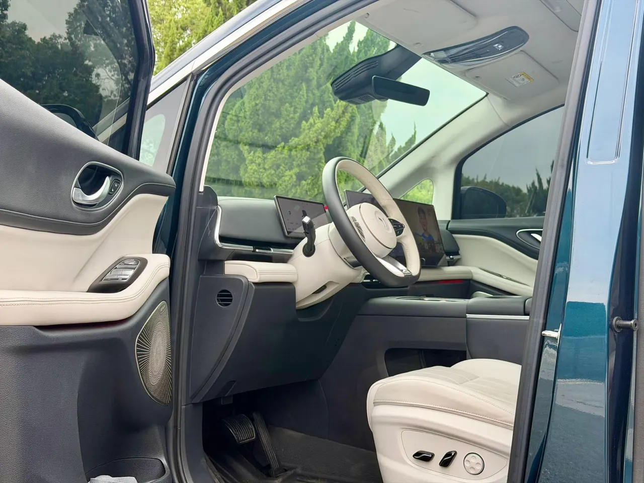 Voyah 2025 dreamers PHEV 1.5T four-wheel drive flagship Kun Peng version automatic gear 3