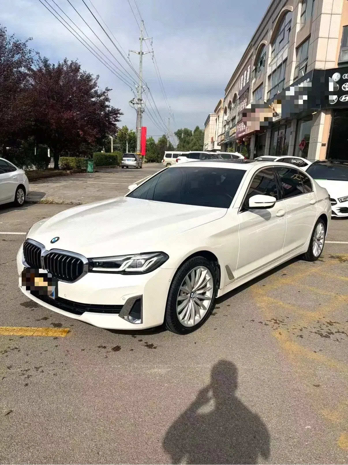 Открыть галерею: BMW 5 Series 2021 530Li 2.0T Premium Luxury Suit Automatic Gear