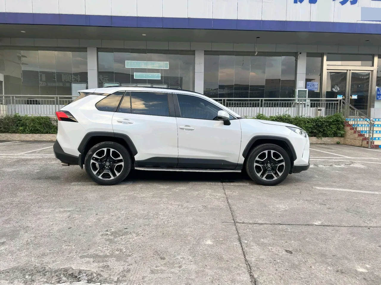 Toyota 2021 RAV4 Rongbo 2.0 Stepless Two-Drive Premium Edition Automatic Gear 5
