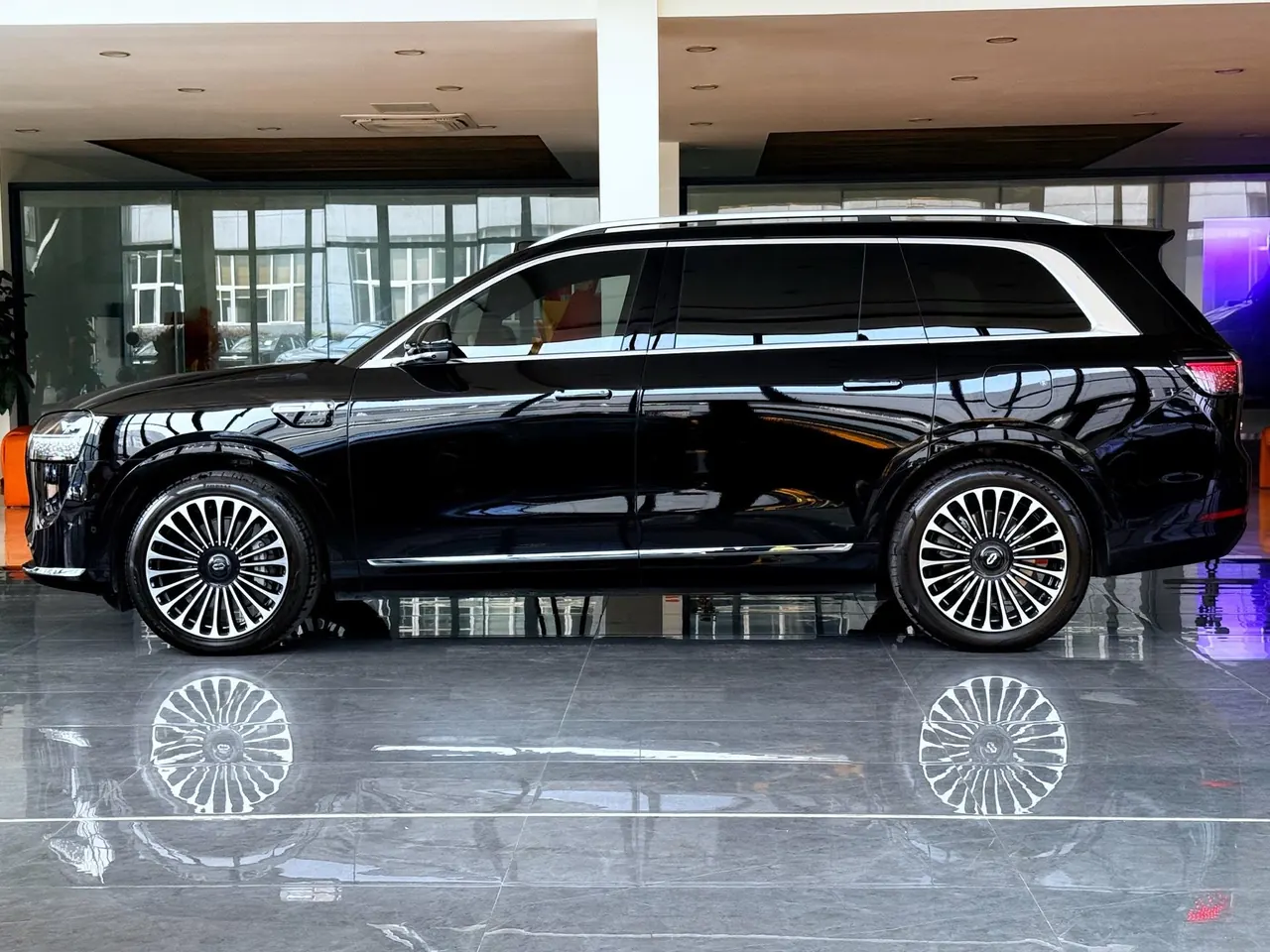 AITO 2025 AITO M9 extended range Ultra version 52kWh6 seat version automatic gear 12
