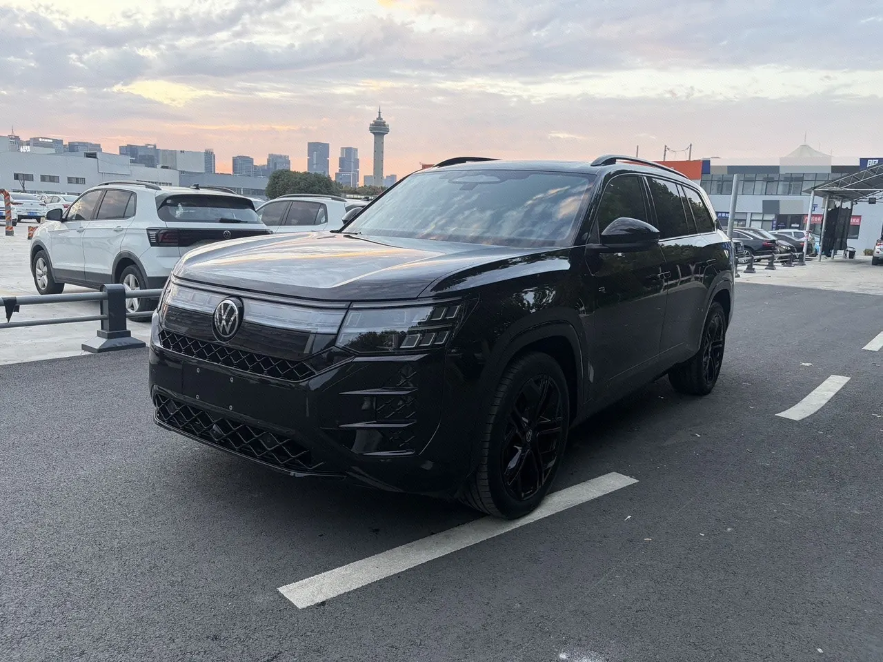 打开图片灯箱:Volkswagen 2026 Tuang Pro 2.0TSI 450TSI Four-wheel Drive Peak Edition Automatic Gear
