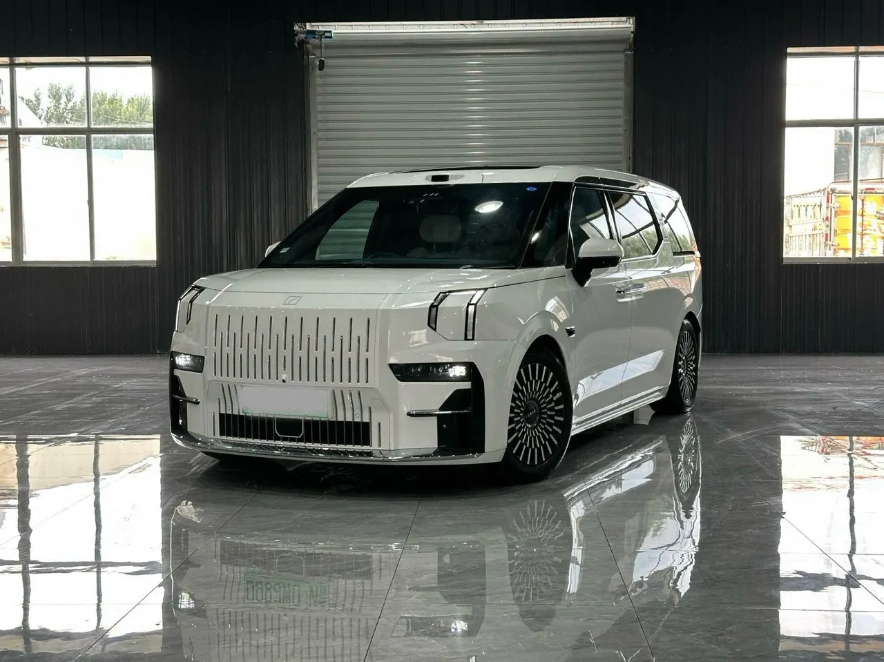 Open image lightbox: Zeekr 2024 Zeekr 009 seven-seat aisle version four-wheel drive 108kWh automatic gear