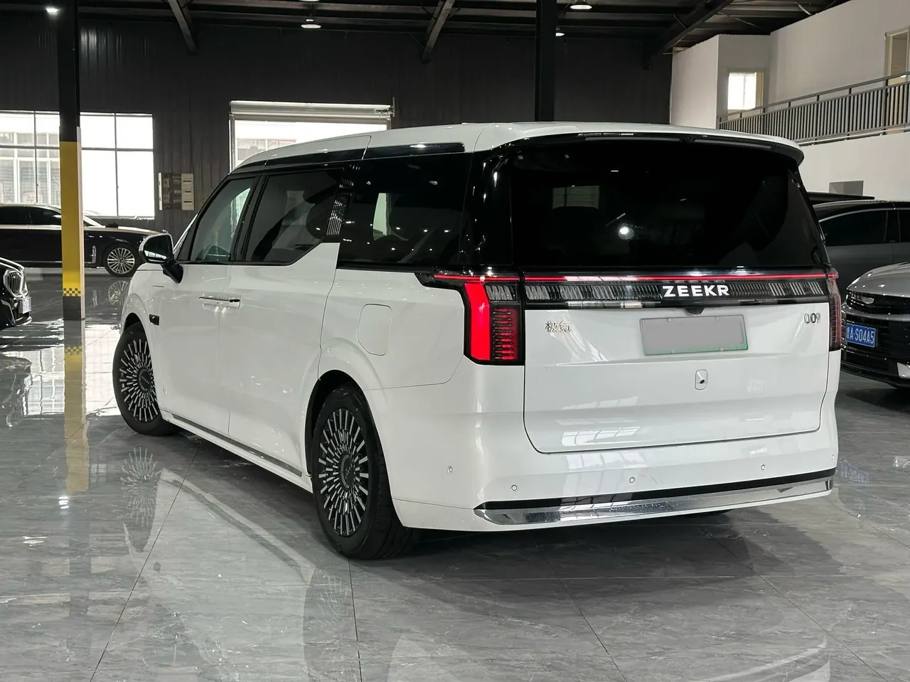 Zeekr 2024 Zeekr 009 seven-seat aisle version four-wheel drive 108kWh automatic gear 2