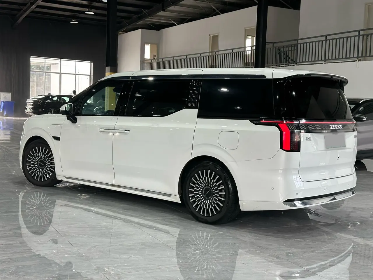 Zeekr 2024 Zeekr 009 seven-seat aisle version four-wheel drive 108kWh automatic gear 3