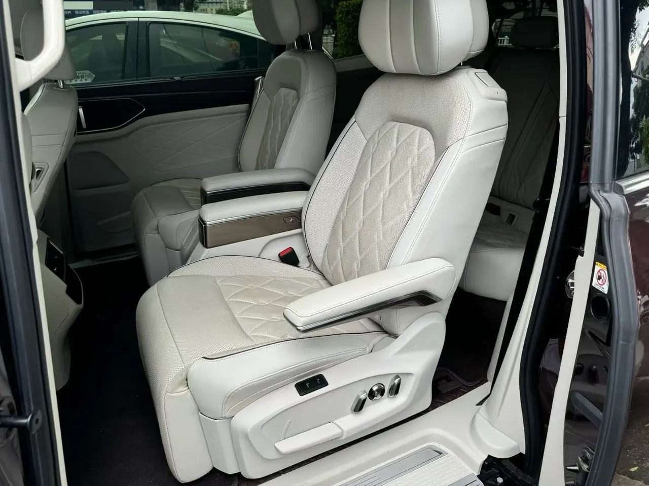 Volkswagen 2022 Wei (Viloran) 2.0TSI 380TSI Premium Edition Automatic Gear 3
