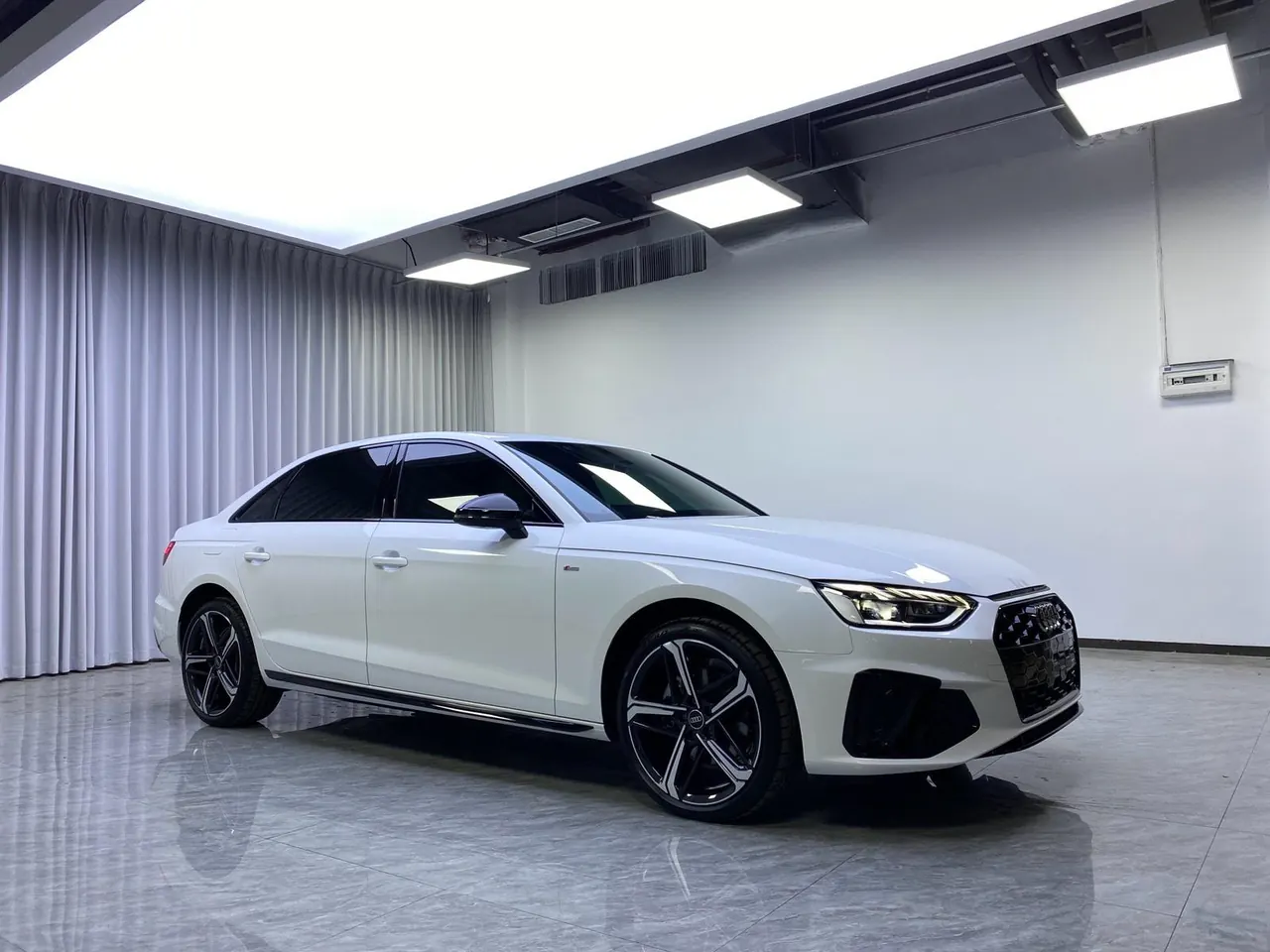 Audi 2024 A4L 2.0TFSI 40TFSI Deluxe Dynamic Automatic 3