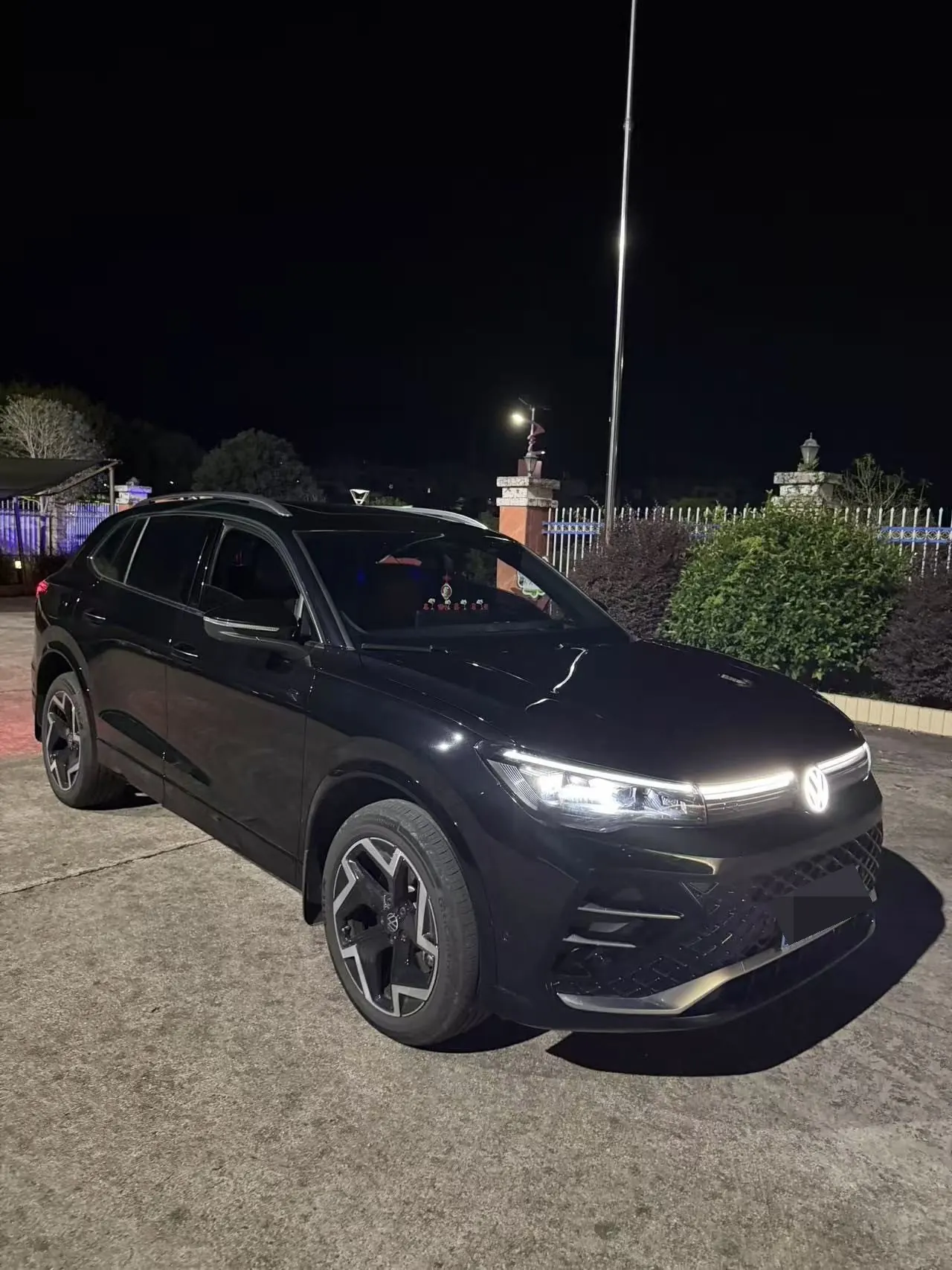 Volkswagen 2025 Tiguan L PRO 2.0TSI 380TSI Two-Drive R-Line Smart Edition Automatic Gear 2