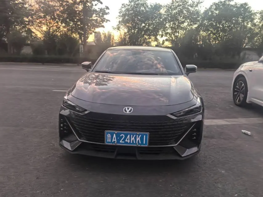 ChangAn 2022 UNI-V 1.5T honorable automatic gear 2
