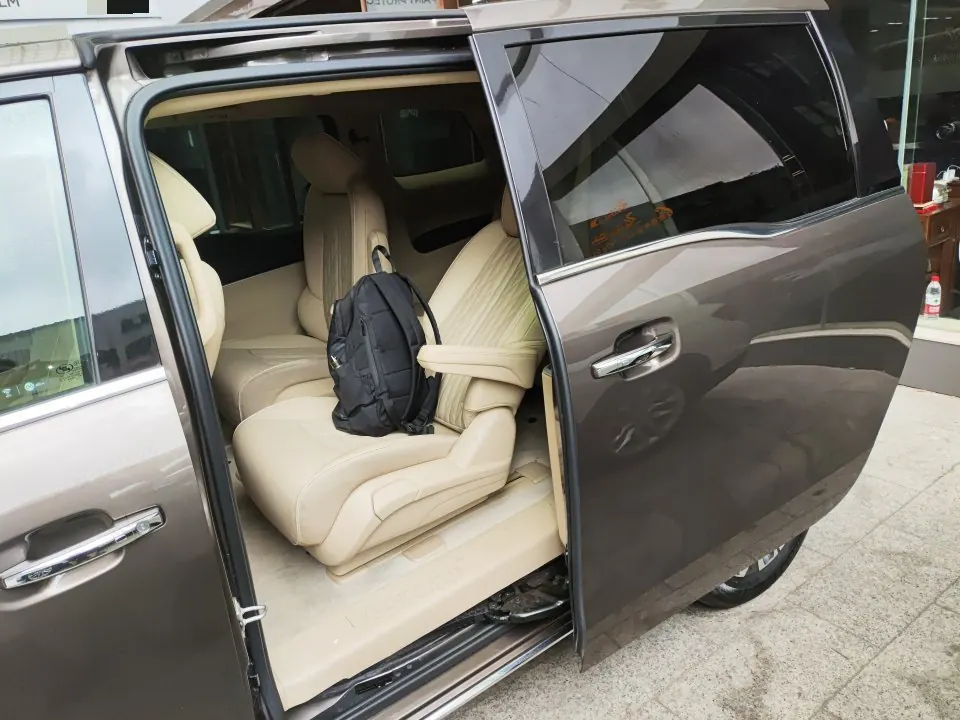 Buick 2023 GL8 Land Business Class 48V 2.0T 652T Luxury Automatic Gear 3