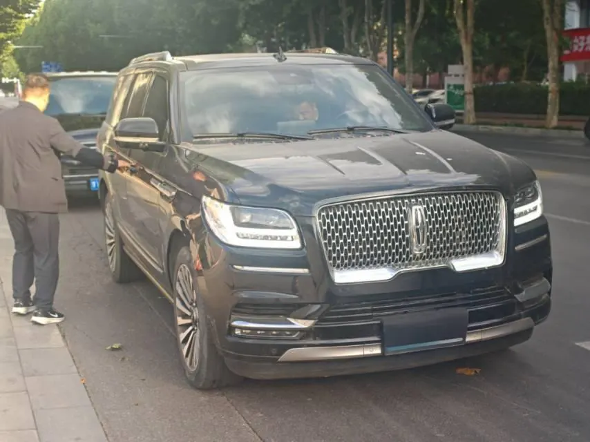 Lincoln Navigator (Imported) 2020 Navigator 3.5T MONO Limited Edition MONO BLACK Automatic Gear 2