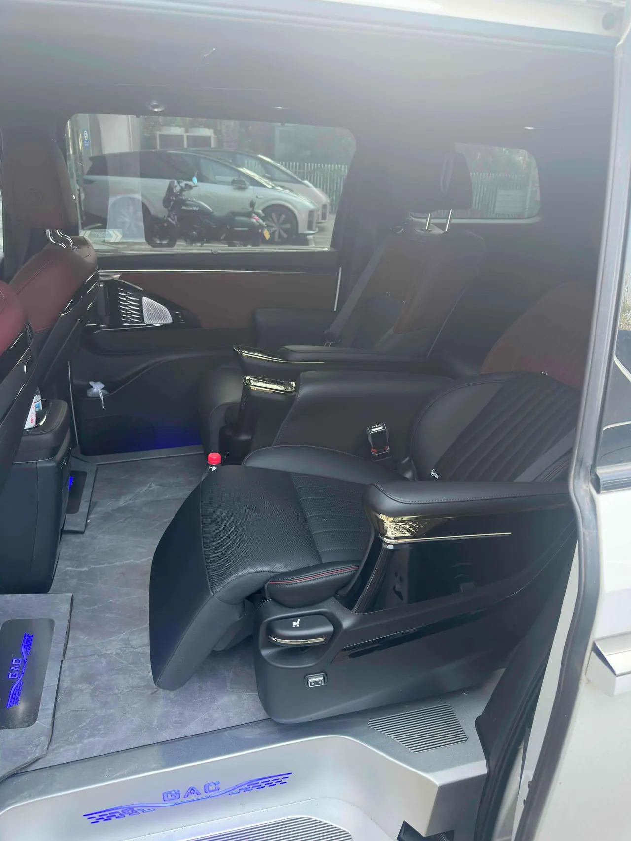 Trumpchi 2025 M8 Dual-Motor 2.0T Grandmaster Series Super Hybrid Automatic Transmission 5