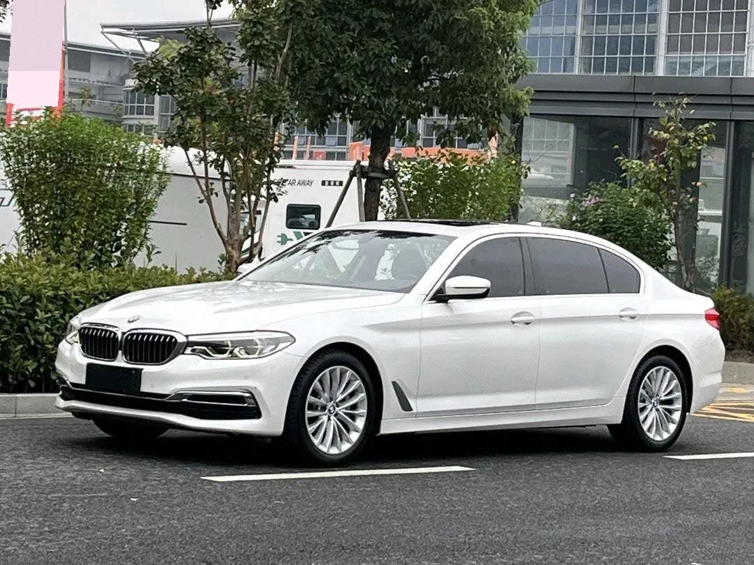 Открыть галерею: BMW 5 Series 2020 530Li 2.0T Leading Luxury Suit Automatic Gear
