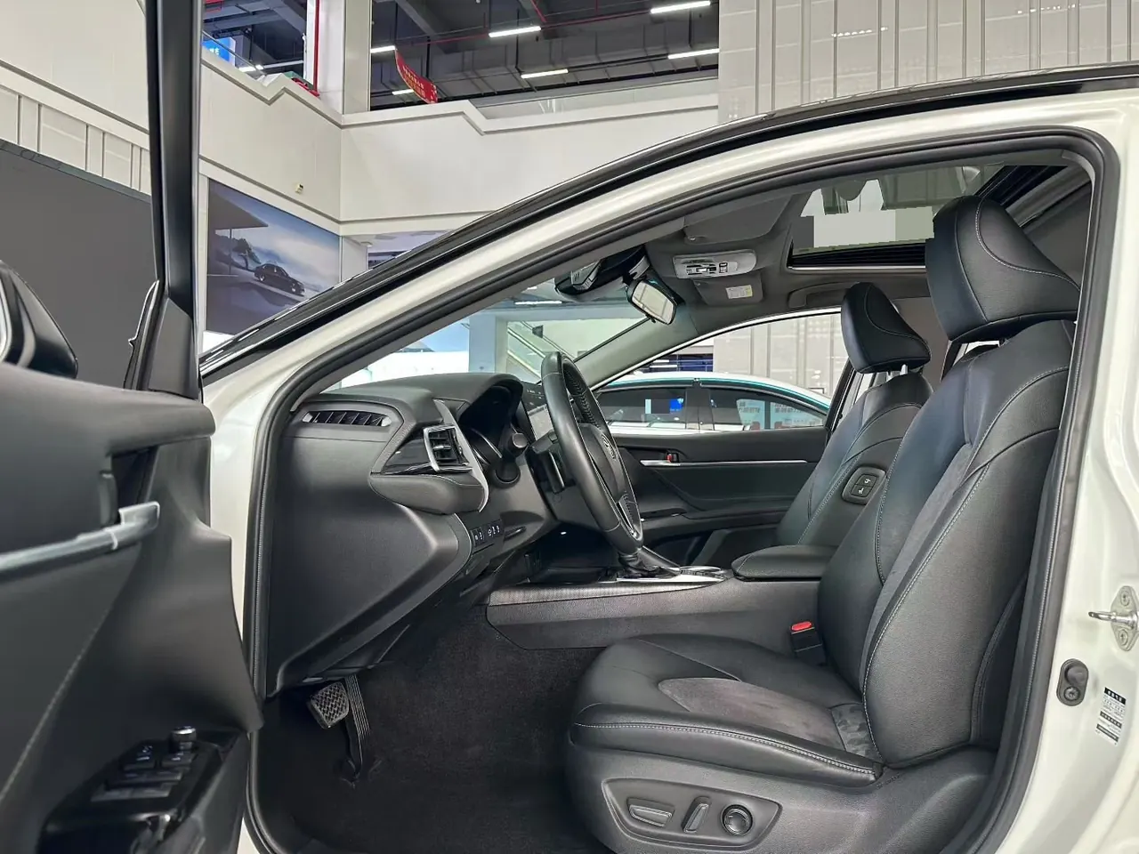 Toyota 2021 Camry 2.0S Stepless Front Edition Automatic Gear 3