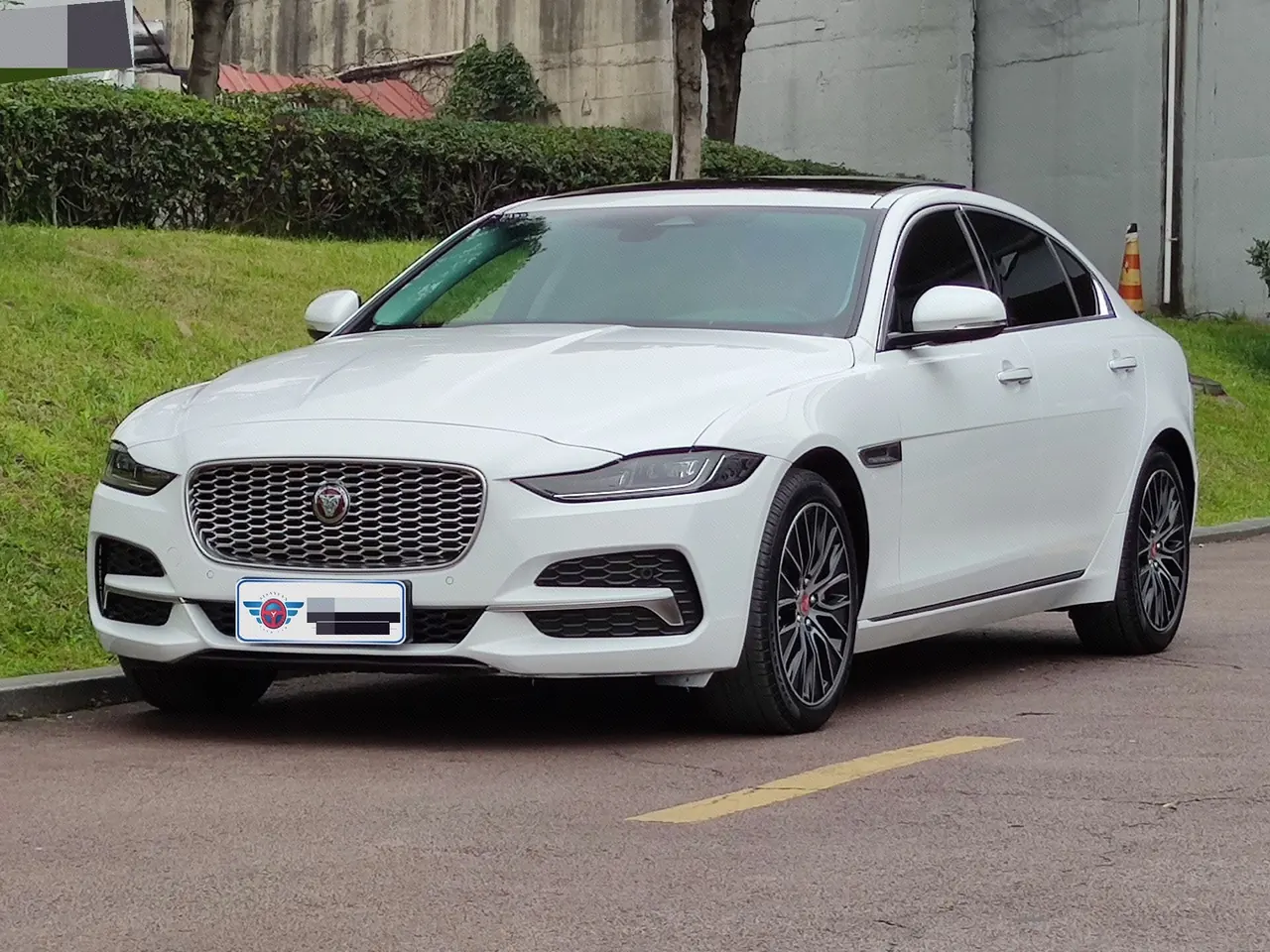 Открыть галерею: Jaguar 2020 XEL 2.0T 200PS R-DYNAMIC S Enterprising Sports Edition Automatic Gear