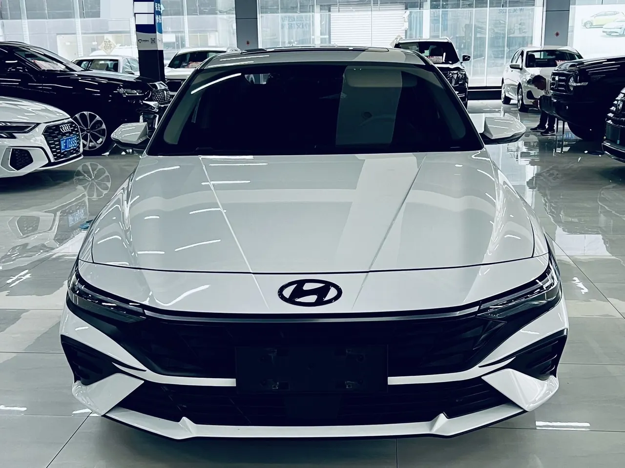 Hyundai 2023 Elantra -3-compartment 1.5 stepless LUX premium automatic gear 2