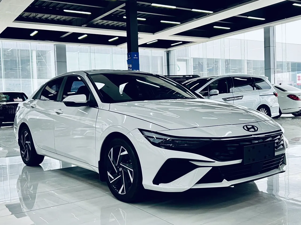 Hyundai 2023 Elantra -3-compartment 1.5 stepless LUX premium automatic gear 3