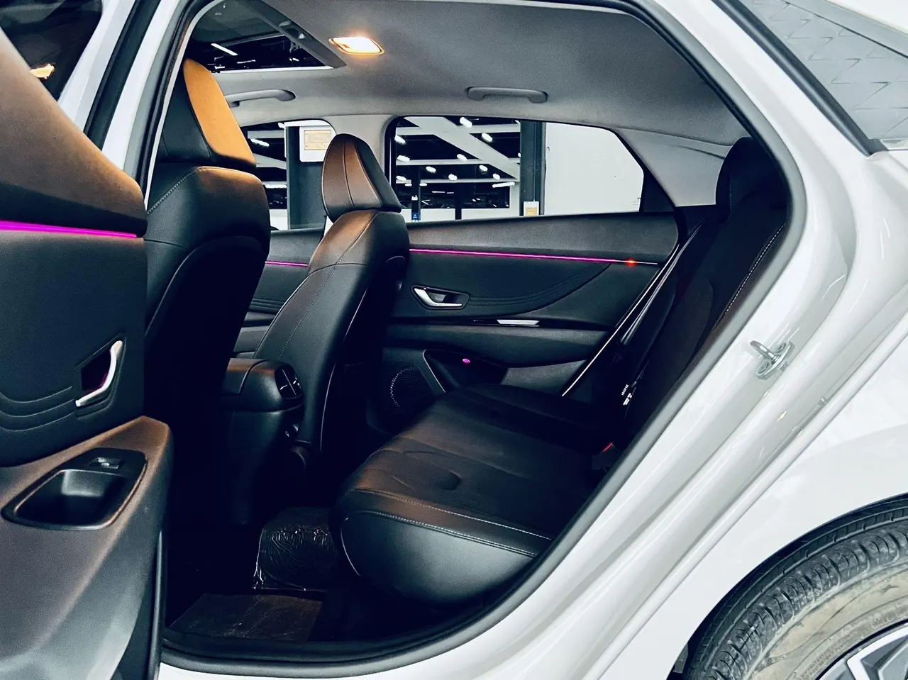 Hyundai 2023 Elantra -3-compartment 1.5 stepless LUX premium automatic gear 5